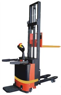 電動(dòng)叉車和手動(dòng)叉車的優(yōu)缺點(diǎn)是什么?液壓升降機(jī)的作用及分類