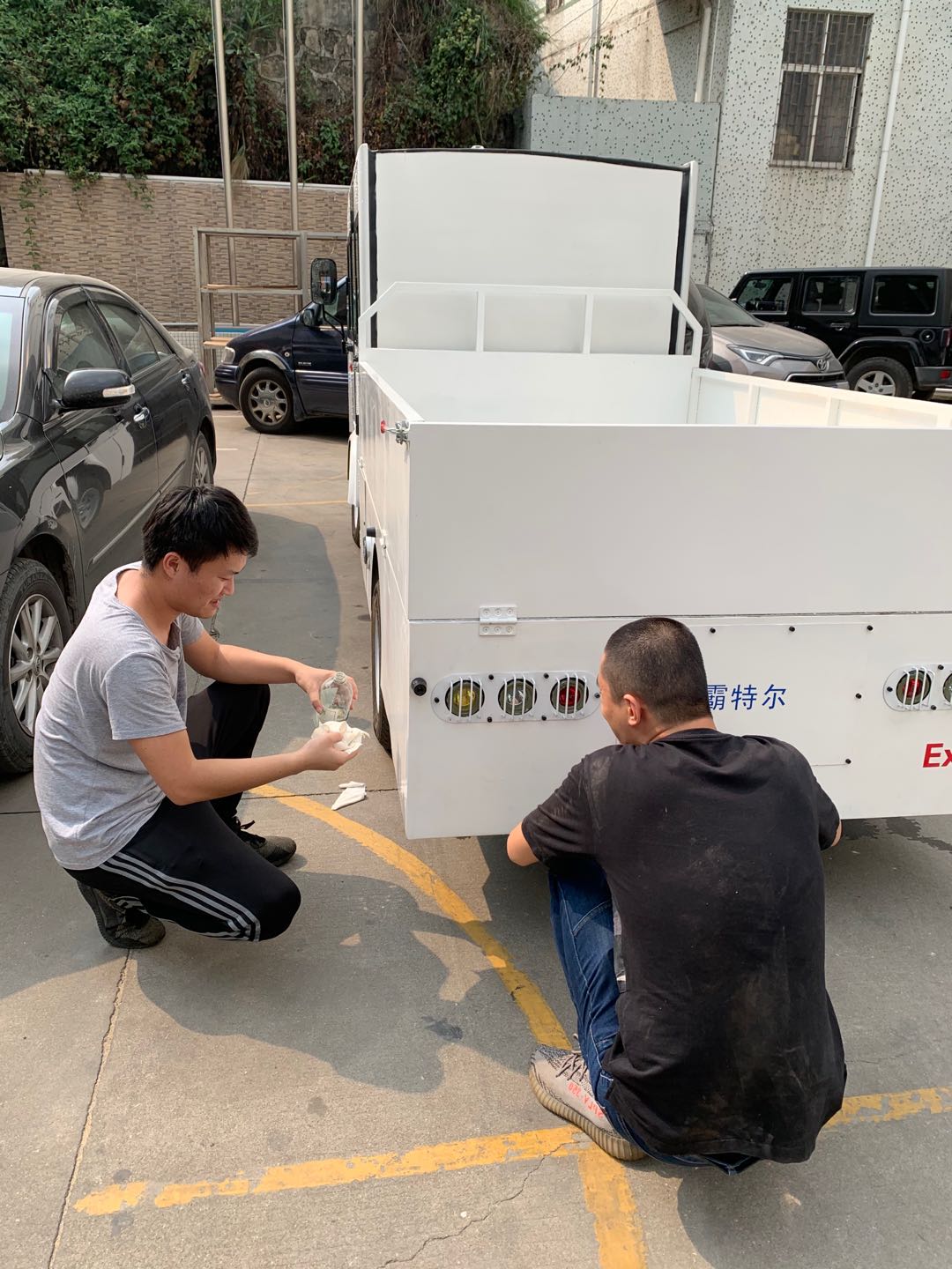 防爆蓄電池觀光車 1 臺， 防爆蓄電池搬運(yùn)車 1 臺