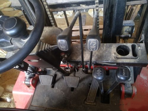 若向前走，踩死離合，最左邊踏板為離合，中間為剎車，最右邊為油門，下方左側操縱桿前推為前進檔，后退此桿后拉。